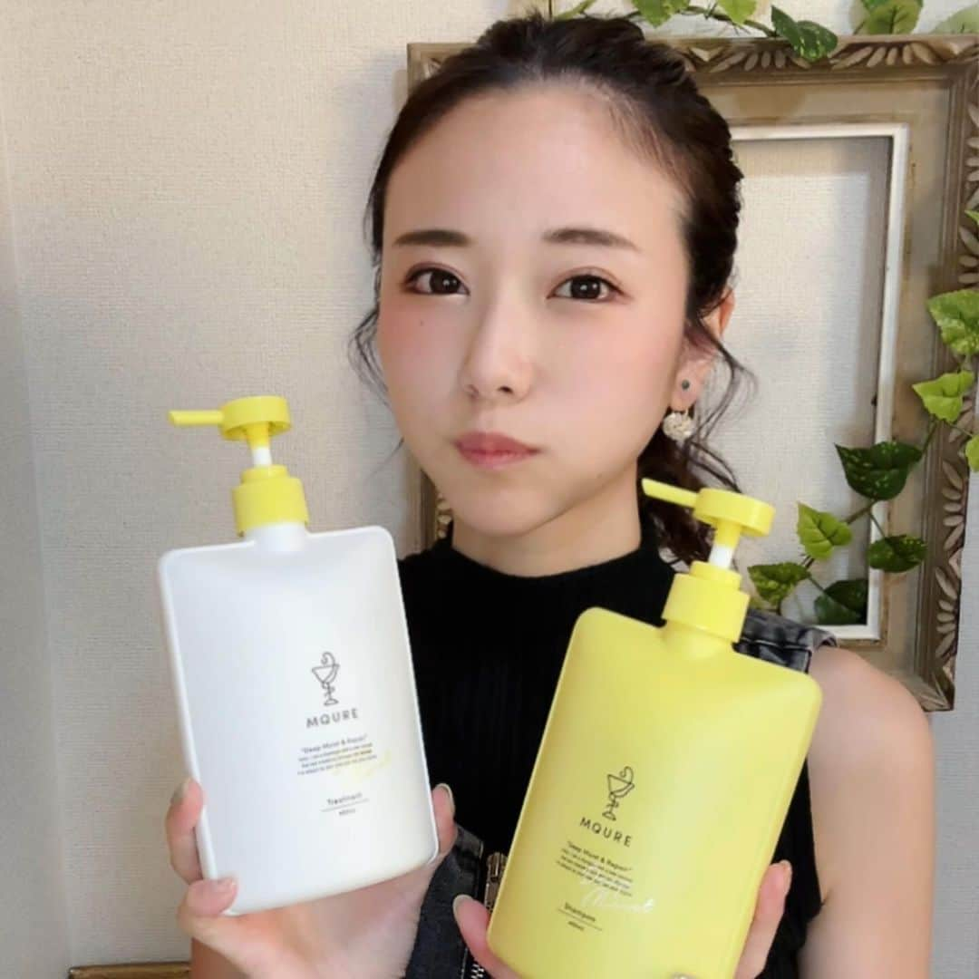 水原ゆきさんのインスタグラム写真 - (水原ゆきInstagram)「こちらドラッグストアでも販売されている #mqure の ディープモイスト＆リペアシャンプー＆トリートメントを試させていただきました✨  @mqure.official   髪に足りない栄養補給をしてくれて、ドライヤーとかアイロンの熱を活かしてダメージ補修ができるらしい(^^)すご  頭皮がスッキリして、きしみもなくて洗いやすくて、香りはキツくなくて、お風呂場に充満すると落ち着く感じの匂いでした(^^)  ボトルかわいい(^^)  最近髪がどんどん良くなってく✨  #PR #MQURE #エムキュア #ヘアケア #ヘアケア用品 #頭皮ケア #美髪 #ヒートケア」10月28日 13時10分 - 12yuchan14