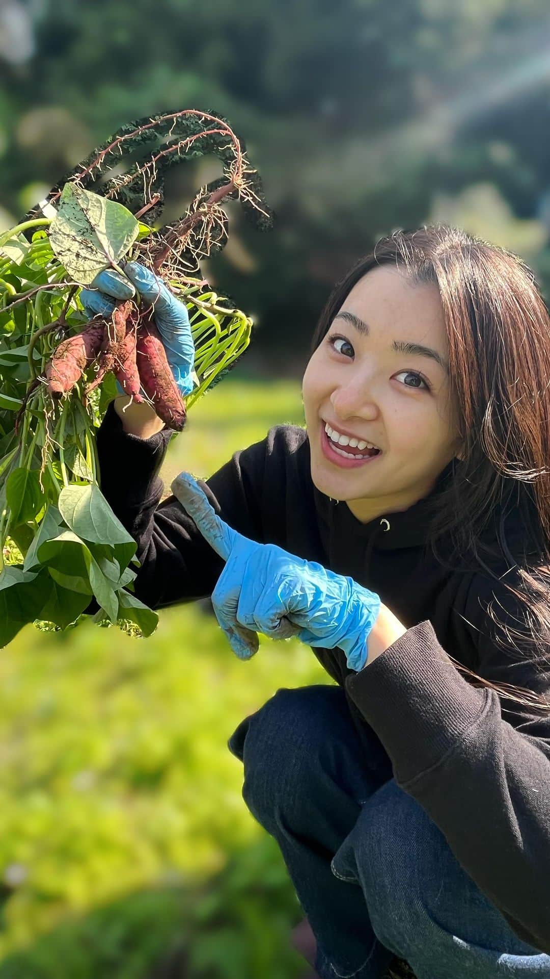 杏ジュリアのインスタグラム：「ジュリアの芋掘り日記📓  朝起きてママに言われました。 「そろそろお芋掘ったら？食べ頃すぎちゃうんじゃない~💦」と。 なので！！ 急いでHARUKA KOIZUMI生誕パーカーに腕を通し、お芋掘りに出かけたジュリアの一部始終です🤣 温かい目で見てね🥺 まだ収穫は早かったみたいです笑笑  #さつまいも掘り #家庭菜園 #さつまいも #IMO  #오오티디 #ootd #데일리코디 #japan #idol #超とき宣  #杏ジュリア」