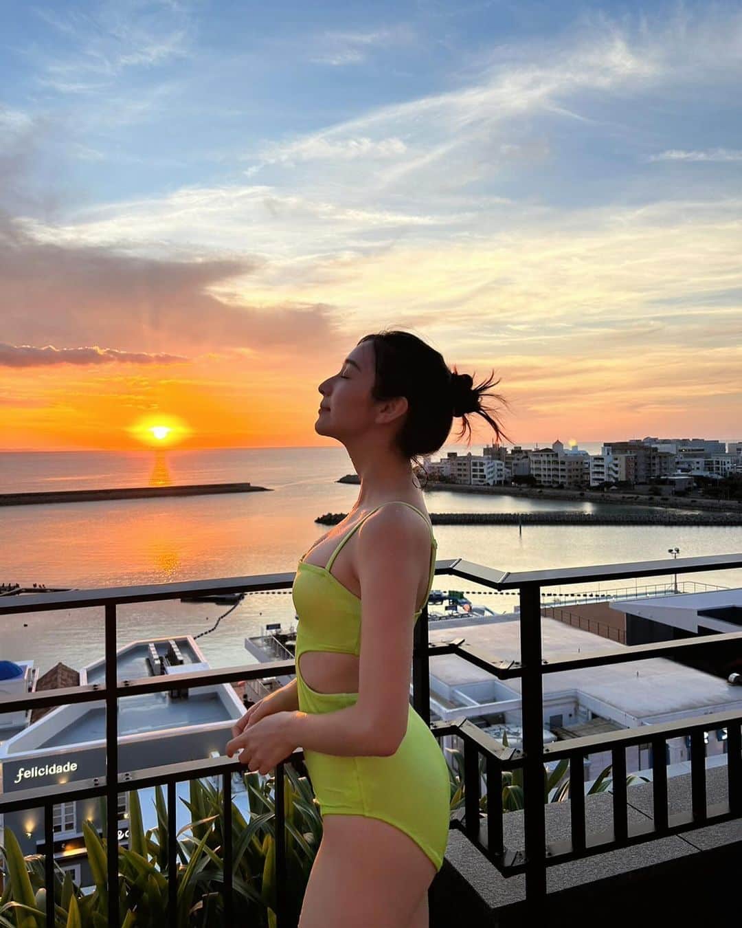 大西百合子のインスタグラム：「🌅👙  なんだかとってもエモーショナル。。  #onishiyuriko #無加工」