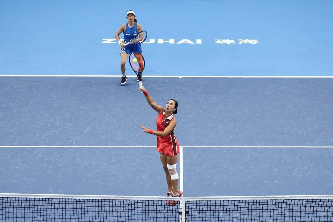 加藤未唯さんのインスタグラム写真 - (加藤未唯Instagram)「WTA Elite Trophy in Zhuhai🇨🇳  グループリーグ1回戦！ 決勝に進めるよう次も頑張ります💪🌟  動画は今日一跳んだから観てね🕴 (わたし的にはバックボレーから、スマッシュのグリップチェンジが間に合ったのがすごい) #zhuhai #china #adidas #wilson #doubles #tennis #アディダス #ダブルス #テニス #ウイルソン」10月28日 13時18分 - miyukato1121