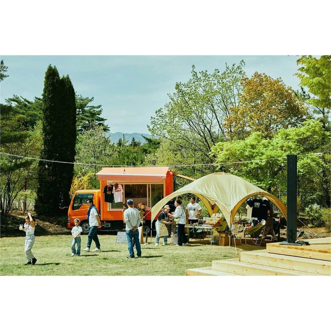 ビームスさんのインスタグラム写真 - (ビームスInstagram)「… 「JOYNT MRAKET」at FUJI GATEWAY 11.04（Sat.）  山梨県富士山麓に位置する体験型アドベンチャー施設『FUJI GATEWAY』にて、野外マーケットイベント「JOYNT MRAKET」を開催します⛰️  今回のテーマは「キッズ」。 短時間で簡単に楽しめる、ファミリーのレジャーにぴったりな催し物をご用意。家族みんなのお腹も心もたっぷりと満たすことを提案します😊  本イベントのマーケットブースには〈こども ビームス〉が参加。 〈こどもビームス〉のスペシャル価格のアイテムの販売や『FUJI GATEWAY』にゆかりのあるスタッフによるフリーマーケットも開催します。  他にも、外遊びグッズの販売や、親子で楽しめる自然ワークショップやモルック体験。山梨県地域の魅力たっぷりなスーベニアショップに、美味しい飲食店など、約20ショップが一日限定で集います🏕️  同日に開催されるモルック大会「Mölkky HAPPY OUTSIDE BEAMS CUP」も見逃せません！  みなさまのご参加をお待ちしております🚗  🗓開催日時 2023年11月４日（土） 10:00 - 16:00  📍開催場所 FUJI GATEWAY 山梨県南都留郡富士河口湖町船津字剣丸尾6663-1 @fujigateway  🎫入場料 無料  詳細はこちらから！ https://www.beams.co.jp/news/3775/ 🔗→@beams_official ストーリーズハイライト”Event”より  @kodomo_beams #happyoutsidebeams #beams #fujigateway #outdoors #Mölkky #山梨県 #ビームス #こどもビームス #ビームススタッフの外遊び #モルック」10月30日 11時00分 - beams_official