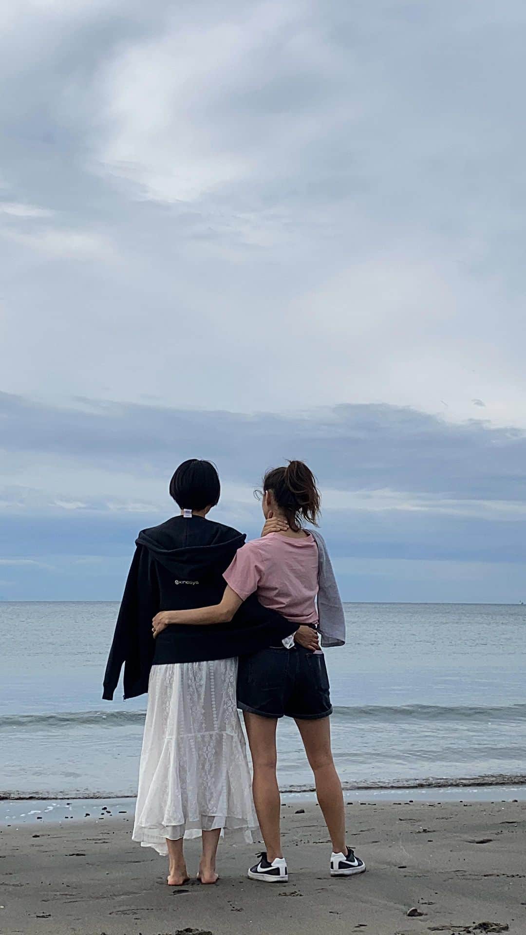 佐藤乃莉のインスタグラム：「A memory of summer …🪼🫧  #sea#思い出#撮影#shooting#friends」