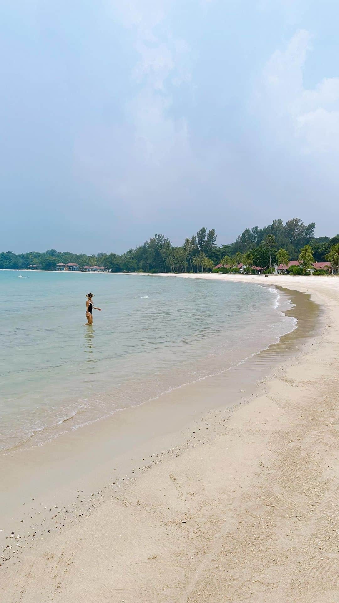 畑田亜希のインスタグラム：「シンガポールからフェリーで1時間のビンタン島にシュートトリップ🛥️🏖️ 今回は@nirwanabintan さんにご招待頂き行って来ました🌈  サラッサラの白い砂浜に透き通った海🐠写真よりも実際の方がめちゃ綺麗👙  お部屋の前はプライベートビーチになっていて静かで癒される。。。  ランチは#spice restaurant へ🥘 カレーもチキンもどれも美味しい😋何より海を眺めながら最高！  そして#Anindya spaへ🧖‍♀️ オイルマッサージ大好き🤍言う事無しの至福の時間🤤  #Calypso floating bar で美味しいカクテルを🍹 お天気が良い日はサンセットが綺麗に見えるみたい🌅  ディナーは#Dino bistro 🍽️ ジューシーなお肉もパスタもお魚も美味しすぎる😍 デザートもボリュームあって驚きました😆 ここでもバースデーケーキを用意して下さっててありがとうございました🥹💕🎂  #2023 #bintanisland #bintan #nirwana #nirwanaresort #shorttrip」