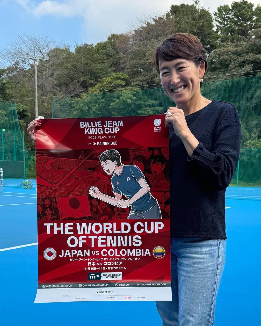 杉山愛のインスタグラム：「開催まで2週間を切った 🎾BJK CUP🎾  今回のポスターを漫画家のKASAさんに 描いていただきました♪ 私のガッツポーズ‼️ 気合い入ってます🔥  そしてKASAさんのマンガ 「BREAK BACK」17巻の帯を書かせて頂きました。 めちゃくちゃ面白いテニスマンガなので読んでみてね‼️  #bjkcup #tennis #日本代表 #日本女子テニス #日本のテニス #盛り上げたい #有明コロシアム #11月10日16時 #11月11日13時 #応援 #よろしくお願いします」