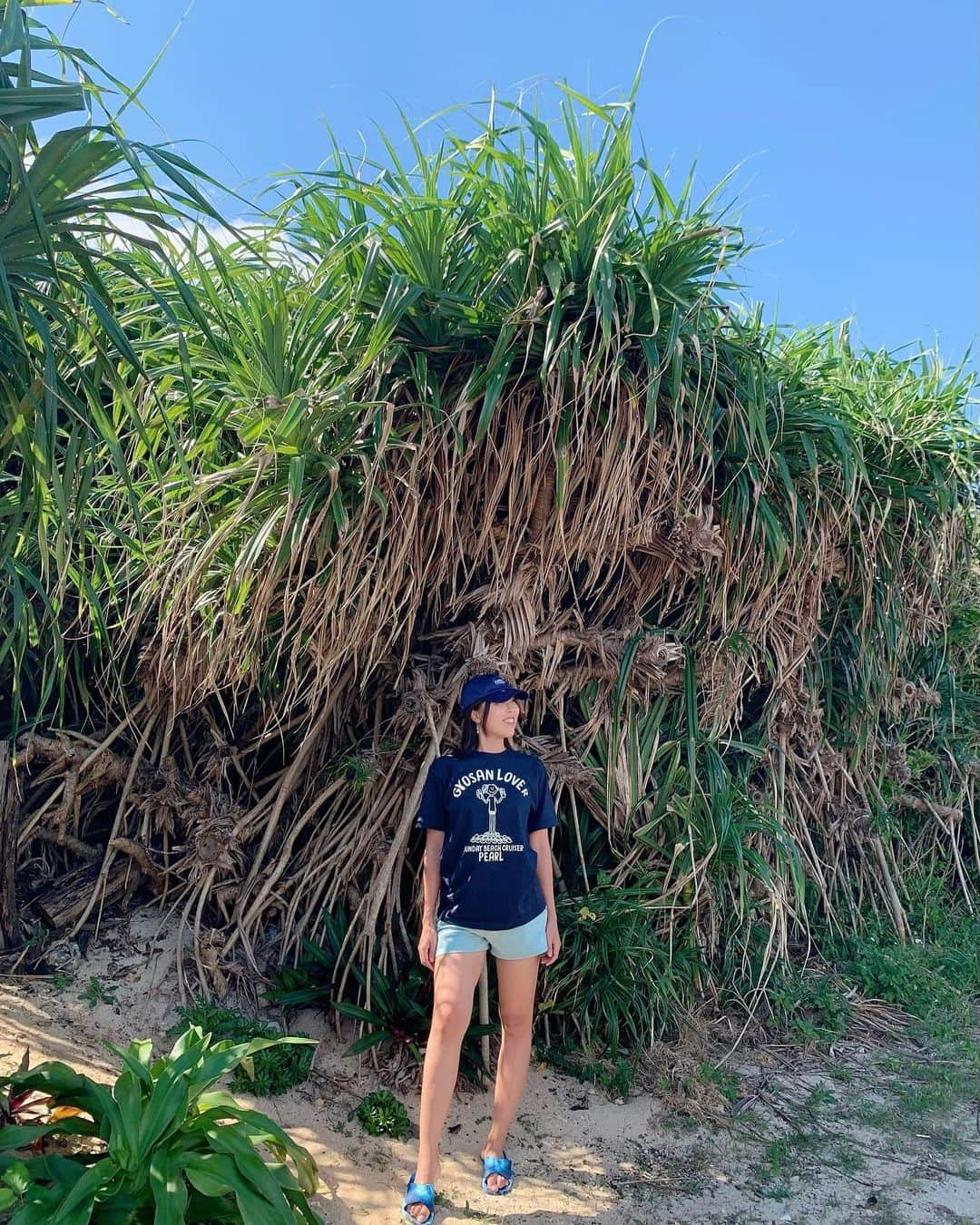 megumiさんのインスタグラム写真 - (megumiInstagram)「GYOSAN LOVER 💙 Tシャツもギョサンも可愛すぎる！  #ギョサン愛用中 のハッシュタグキャンペーンで当選して @gyosan_net から頂いたTシャツとギョサンを早速身につけてお出かけしました☺️  ギョサンはお初のクロスバンド型！靴下履いていてもサッと履けちゃうのが良すぎました✨  与論島に移住して約8ヶ月でギョサン5足目🤣慣れると本当に履きやすくて、島内はどこに行くにもギョサンです🥰🧡  まだまだ夏感のある与論島でギョサンライフ楽しみます〜🧡  　 　 　 　 #ぎょさん #ギョサン #ギョサンのある生活  #与論島 #ヨロン #ヨロン島 #与論島観光 #yoronisland  #yoron #yoronblue #ヨロンブルー #sandbar #islandlife #シュノーケル #snorkeling #奄美諸島 #奄美群島 #離島旅 #離島 #鹿児島旅行 #沖縄旅行 #女子旅 #japantravel #beachlife #beachvibes #beachbody」10月28日 13時31分 - megumi_aimy_fit