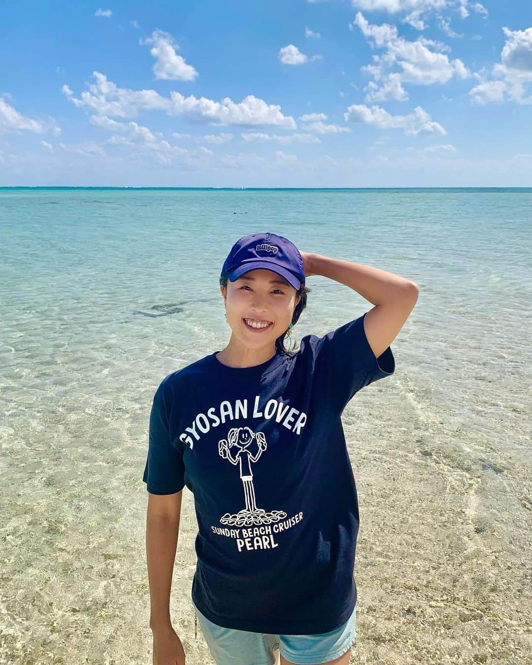 megumiさんのインスタグラム写真 - (megumiInstagram)「GYOSAN LOVER 💙 Tシャツもギョサンも可愛すぎる！  #ギョサン愛用中 のハッシュタグキャンペーンで当選して @gyosan_net から頂いたTシャツとギョサンを早速身につけてお出かけしました☺️  ギョサンはお初のクロスバンド型！靴下履いていてもサッと履けちゃうのが良すぎました✨  与論島に移住して約8ヶ月でギョサン5足目🤣慣れると本当に履きやすくて、島内はどこに行くにもギョサンです🥰🧡  まだまだ夏感のある与論島でギョサンライフ楽しみます〜🧡  　 　 　 　 #ぎょさん #ギョサン #ギョサンのある生活  #与論島 #ヨロン #ヨロン島 #与論島観光 #yoronisland  #yoron #yoronblue #ヨロンブルー #sandbar #islandlife #シュノーケル #snorkeling #奄美諸島 #奄美群島 #離島旅 #離島 #鹿児島旅行 #沖縄旅行 #女子旅 #japantravel #beachlife #beachvibes #beachbody」10月28日 13時31分 - megumi_aimy_fit