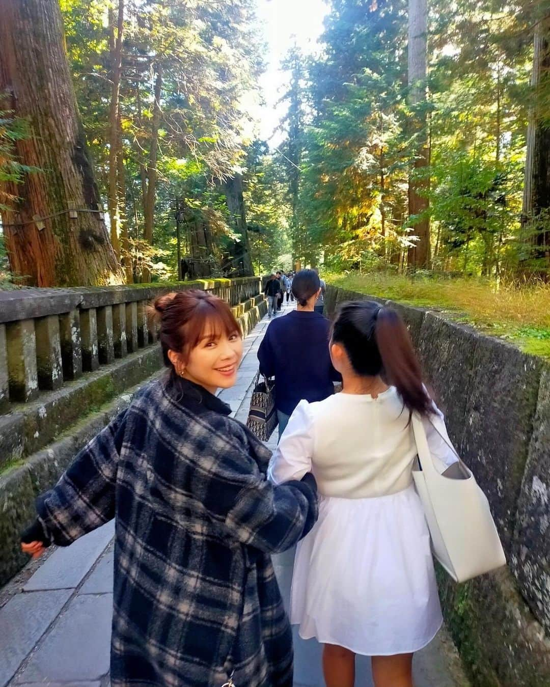 沢辺りおんのインスタグラム：「お誕生日旅行行った時に日光東照宮に行ってきました！！ パワースポットみたい！！ 🙈🙊🙉観てきたよ☺️☺️  結構階段があったり険しい道のりだったんだけど 支えてもらい、荷物も持ってくれたりしながら上まで登れました🥳  3人から安産祈願のお守りもプレゼントしてもらったよ🎁 ありがとうっ🥹❤️ 出産する時握りしめる！！🥹🥹🥹  出産前に友達のお誕生日旅行でお祝いできて よかった🎂❤️  これからもよろしくね！  らぶあいしてる！  #お誕生日 #お誕生日旅行 #東照宮 #日光東照宮」