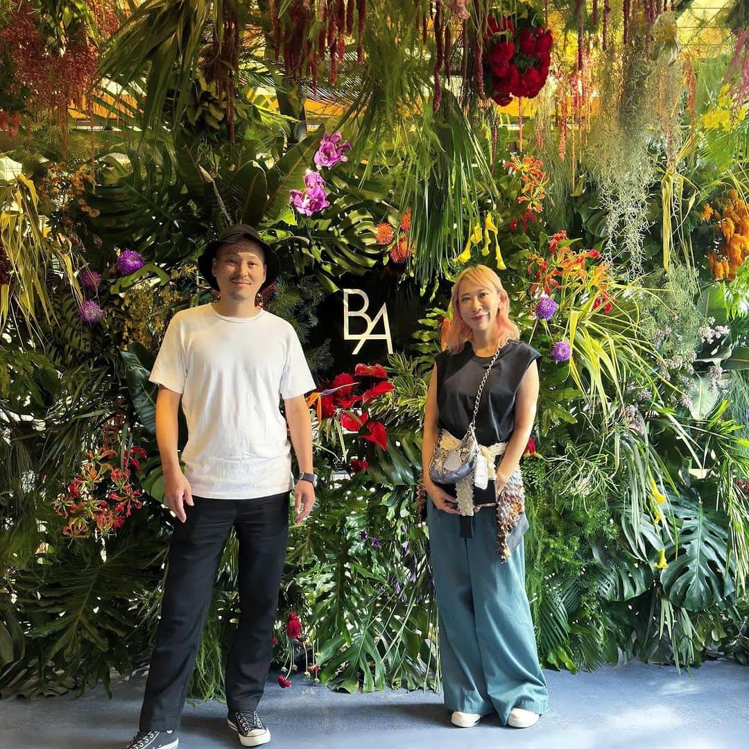 蜷川実花さんのインスタグラム写真 - (蜷川実花Instagram)「たまたま上海で　@azumamakoto  くんが #pola のBAとコラボレーションした展示をやっていて見に行けた❗️ 東くんとは映画さくらんでお花をお願いしてから、二十年くらいのお付き合い。ダイナーもお花担当してもらったり、連載を一緒にしたり、ギフトのお花を頼んだり色々な関わり方をしてもらってます。 美しい空間だったー!またなんか一緒にやりたいな😊」10月28日 13時25分 - ninagawamika