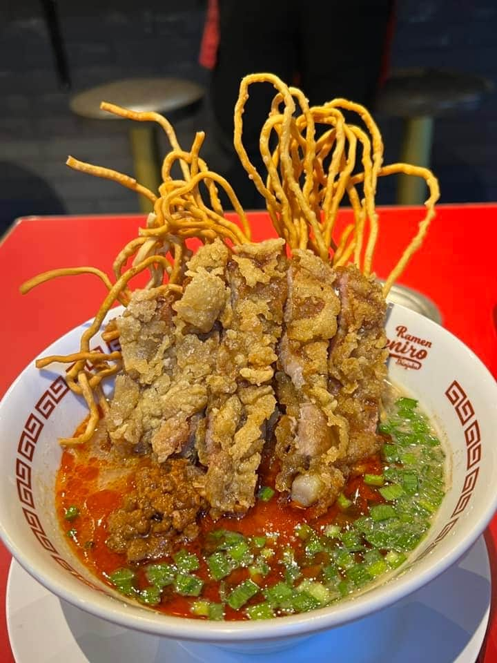 紫苑みやびのインスタグラム：「ラーメン居酒屋デニーロで排骨坦々麺を食べてきたー❣️ ビジュアルがすごいのよ。 そしてカロリー高そう:(；ﾞﾟ'ωﾟ'):  サービスで少ライスつくのですが、私はパスしました。（食べ切れない）  排骨はほんのり八角香る味付けで柔らかく食べやすかった。  Ramen Izakaya Deniro 050-5600-5520 東京都渋谷区千駄ヶ谷5-32-5 GSハイム新宿南口 1F 105 https://tabelog.com/tokyo/A1304/A130403/13285245/」