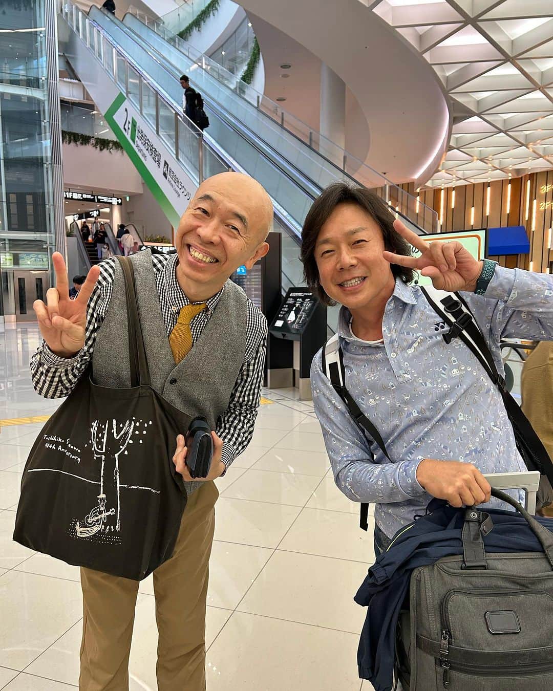 佐藤弘道のインスタグラム：「偶然、新沢としひこさんとバッタリ！ 地方でこういうのは嬉しいですねぇ〜♡  という事で、ちょいと訳があって博多駅から新大牟田駅へ！ えええ〜っと、訳は後程・・・」