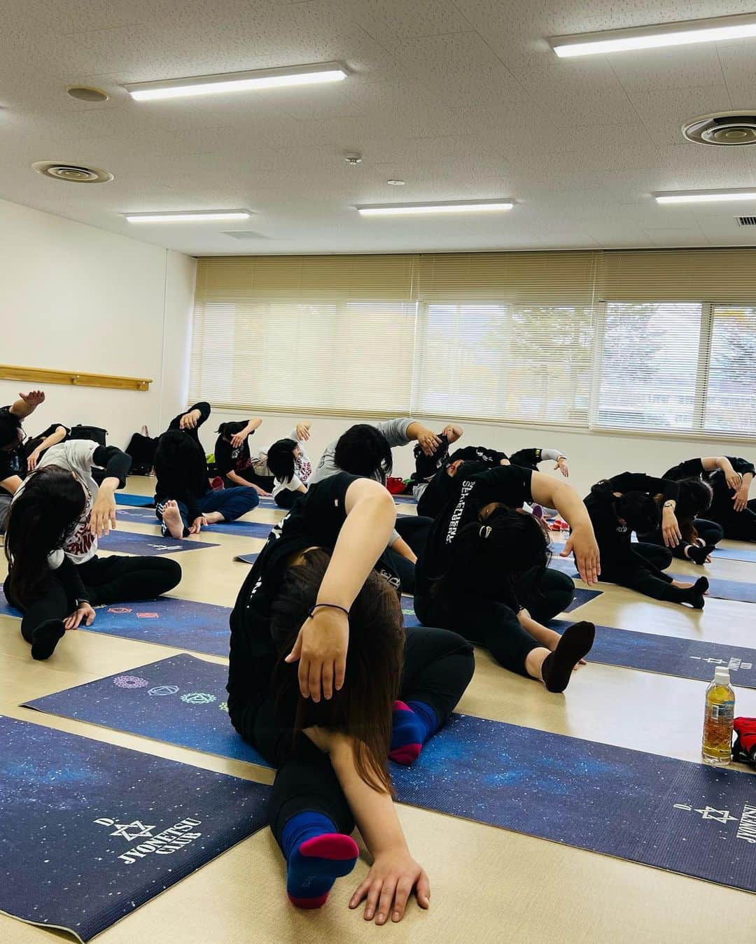 Mr.都市伝説 関暁夫のインスタグラム：「情熱ヨガ合宿in草津🧘🏻‍♀️✨ 草津の湯畑最高です！いよいよ温泉シーズンです♨️✨ ヨガの後は皆んなで観光💖超楽しい🔥🔥🔥 草津よいと〜こ〜 いちど〜はぁ〜おいで〜✨  #関暁夫 #都市伝説 #情熱クラブ」