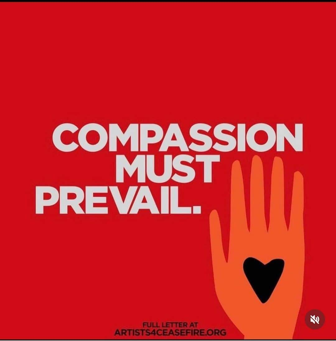 ビジー・フィリップスのインスタグラム：「- you can read the whole letter at artists4ceasefire.org  - call or email your reps 212-224-3121 and demand a ceasefire now.」