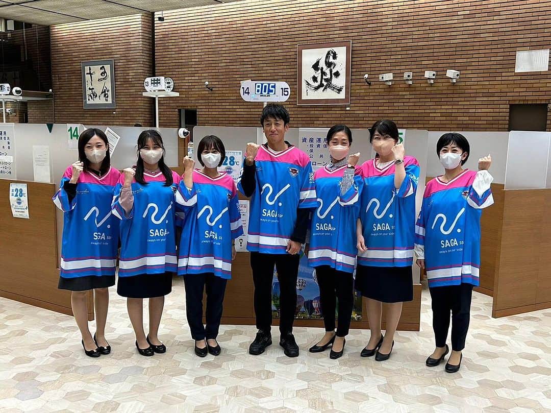 高橋義希のインスタグラム：「佐賀銀行様を訪問  サガン鳥栖ホッケーシャツを着用していただけます。 いつもありがとうございます。  #佐賀銀行　様 #サガン鳥栖 #サガンリレーションズオフィサー」