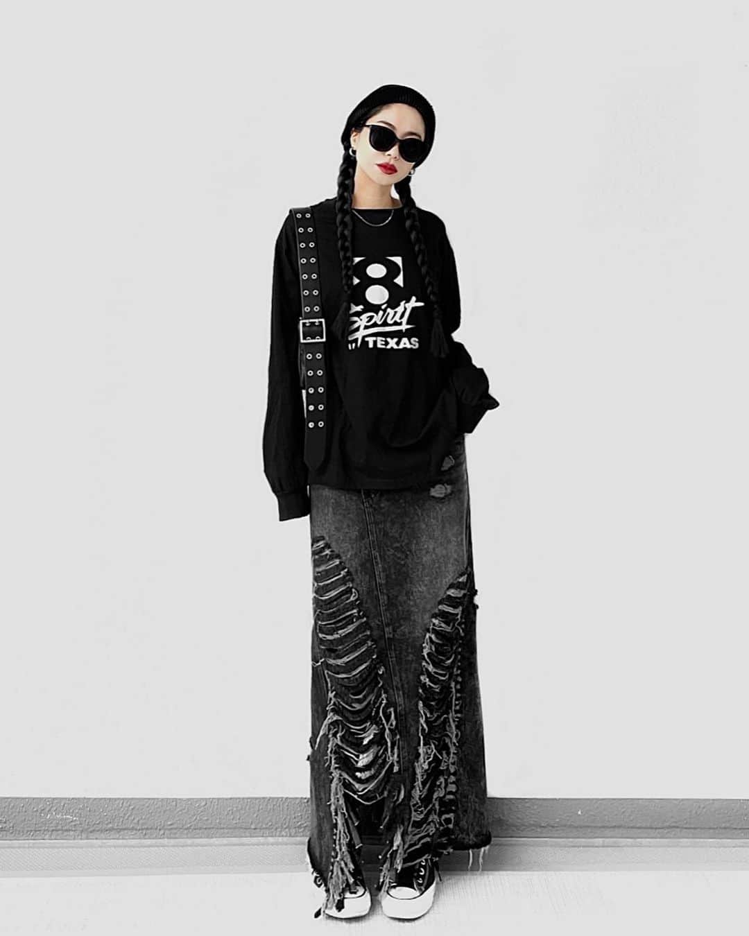 lve_xxxxのインスタグラム：「. . 🎱🎱🎱  eightロンTが大活躍中👏  薄すぎず厚すぎない生地感なんで 今時期ピッタリ！  ただ、はよこれに Gジャンやジャケット着たい←  あたしにはまだまだ先の事なると 思うけど… 皆様はもう、着られると思いますよ！笑  ロンTっていくら持ってても 使えるから、是非チェックしてください♡  履くだけでシンプル合わせでも コーデのポイントなるから ボロボロSKお気に入り✌️  #wear更新  .」