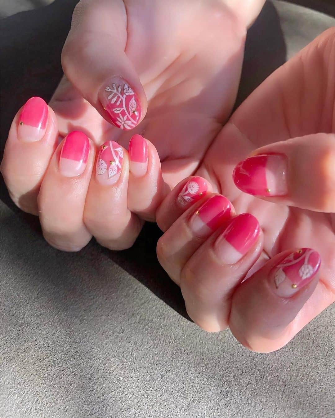 白石みきのインスタグラム：「new💅💕  ママのネイルに興味津々な娘♡ ネイルを接写中もしっかり見学♡  #new #nail  #nails  #art  #ネイル」