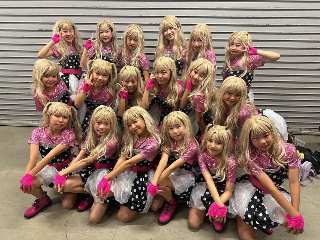 HANAさんのインスタグラム写真 - (HANAInstagram)「@danceholictko 💘 hana kids 🎙️♡  夏の思い出🤝❤️‍🔥 初めてキッズのみでのナンバー作品😈♡ @avocado_1012 に助けられながら🫶 みんなの頑張りに拍手っ👏💘💘💘  ちっさい時からディズニーで育った私が だーーいすきなハンナモンタナをテーマに 作品を作りました💝✨  思い通りの最高の作品にみんなが踊ってくれて🥹♡  なんといっても！この可愛すぎる衣装👗🎙️💗 ほんっっとに時間がない中、 @yumika.0206 に お願いして作ってもらいました...😮‍💨💞💞💞 本当に本当にありがとう😭! 思い通りすぎる、かわいい衣装！ハンナモンタナ〜🥹🫶  みんな本当に最高だったよ🫠🩷 鬼👹先生だったと思うけど爆笑 本当にありがとう🥰👏  @danceholictko タケオさん♡ いつもありがとうございます！！！！！✨  . . . #dance #choreo #choreography #choreographer  #banghanachoreography #ハンナモンタナ #マイリーサイラス  #ディズニー #disney #ディズニーチャンネル #disneychannel  #JAZZFUNK #JAZZHIPHOP #hannahmontana」10月28日 13時57分 - banghana