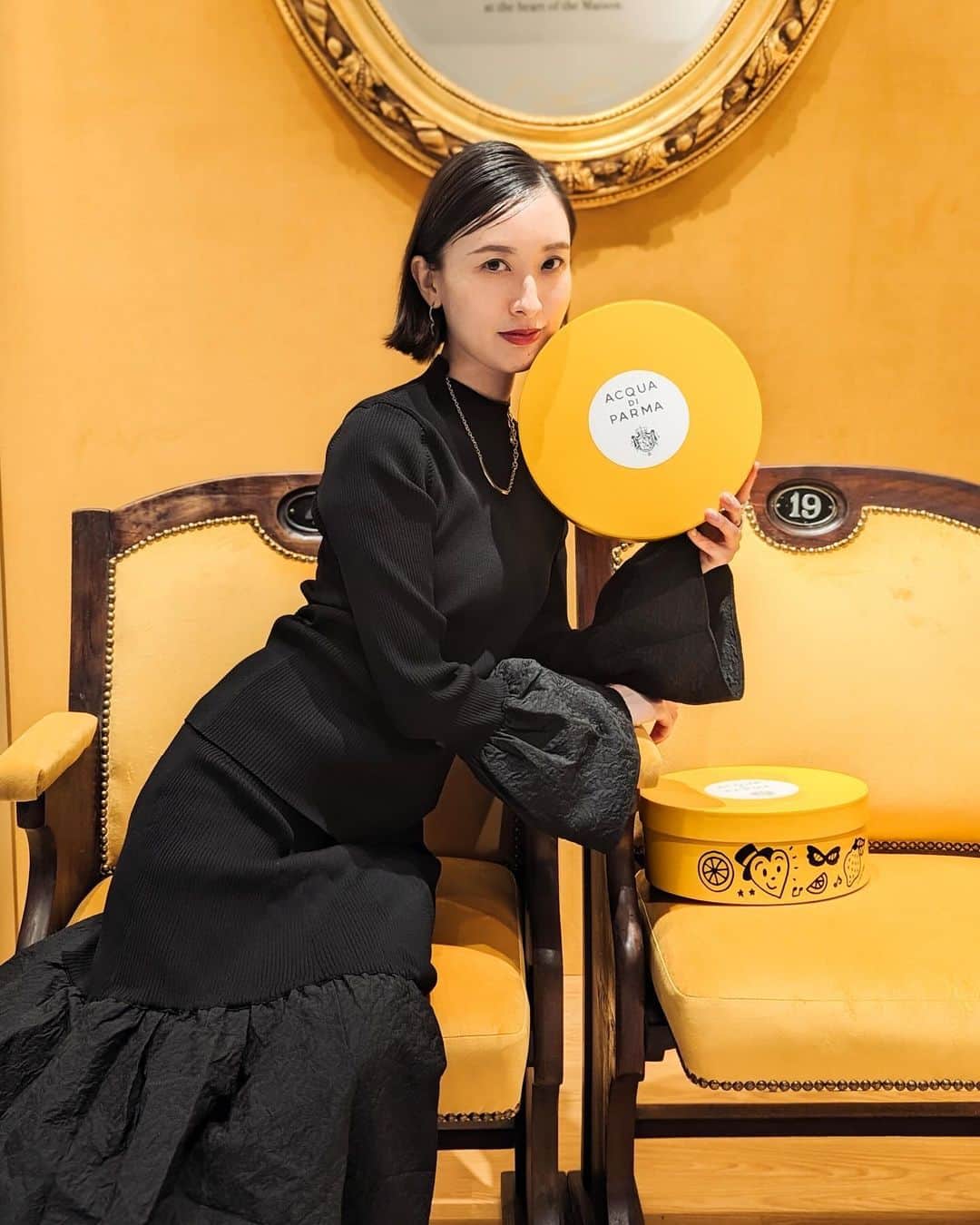 前田紀至子さんのインスタグラム写真 - (前田紀至子Instagram)「実際にスカラ座で使われていた椅子。 ここに腰掛けたなら、気分はもうミラノ。  まるで瞬時にワープしたのかと思うほどに"molto italiano"なムードですが、実はここは渋谷のパルコ。  今日グランドオープンとなる、アクア ディ パルマにお招きいただきプレスプレビューに伺いました。  見易くスタイリッシュな店内ですが、アクア ディ パルマの中でも贔屓にしているシグネチャー（黒いボトルのもの）がフィーチャーされたVMDも個人的には嬉しかったです。 ですが、私にとって秋から冬にかけて物凄く愛用している「レザー」がディスコンという寂しいニュースも。本当にハンサムかつグラマラスで素晴らしい香りなので、気になる方は姿を消す前に是非チェックしてみてほしいです。  因みに誰もが思わず写真を撮りたくなるであろうこちらの椅子、勿論撮影ウェルカムとのこと。 是非イタリア・オペラの気分と芳しい香りに酔いしれてみてください。  @les.mouillettes さん、スタッフの皆様、温かく迎えてくださりどうもありがとうございました。  #acquadiparma#アクアディパルマ#fragrance#香水#渋谷パルコ」10月28日 13時58分 - ki45m