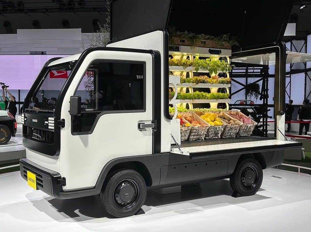 大阪・東京のアクアリウムならa.a.c.のインスタグラム：「第1回「JAPAN MOBILITY SHOW 2023(ジャパンモビリティショー2023)」のダイハツ工業ブースでの、水耕栽培・ディスプレイの施工に携わりました。 一般入場は10月28日〜11月5日です。 お越しの際はダイハツ工業ブースへ、ぜひご覧ください。  #japanmobilityshow2023  #daihatsu  #ダイハツ  #軽トラ  #evトラック車両  #水耕栽培  #8rium」