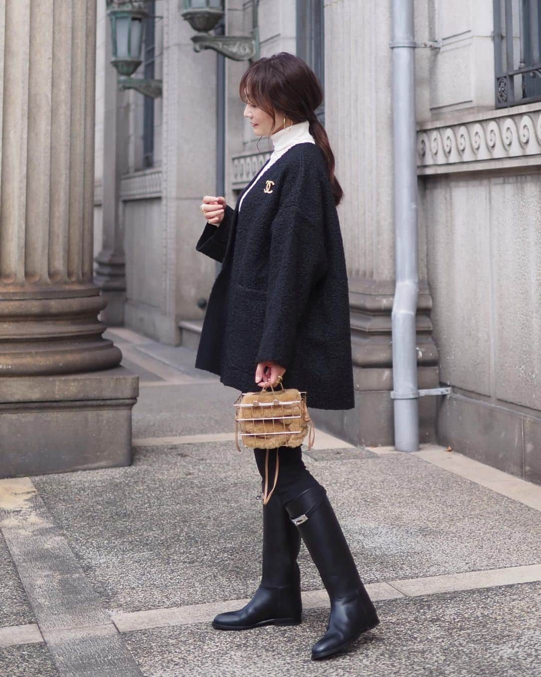 yoko178loveさんのインスタグラム写真 - (yoko178loveInstagram)「#coordinate  季節の変わり目に重宝する 軽めのアウター  Aラインでボタンレスなデザインも可愛くて✨ ショートコートには ロングブーツ合わせがやっぱり好きです🙌  outer  @nostalgia_jp @nostalgia_zozotown  shoes  #hermes  bag  #zanchetti   #nostalgiajp #ノスタルジア#pr#noszozo #ショートコート #ロングブーツ #モノトーンコーデ #冬コーデ #大人カジュアル #casual#fashion」10月28日 13時55分 - yoko178love