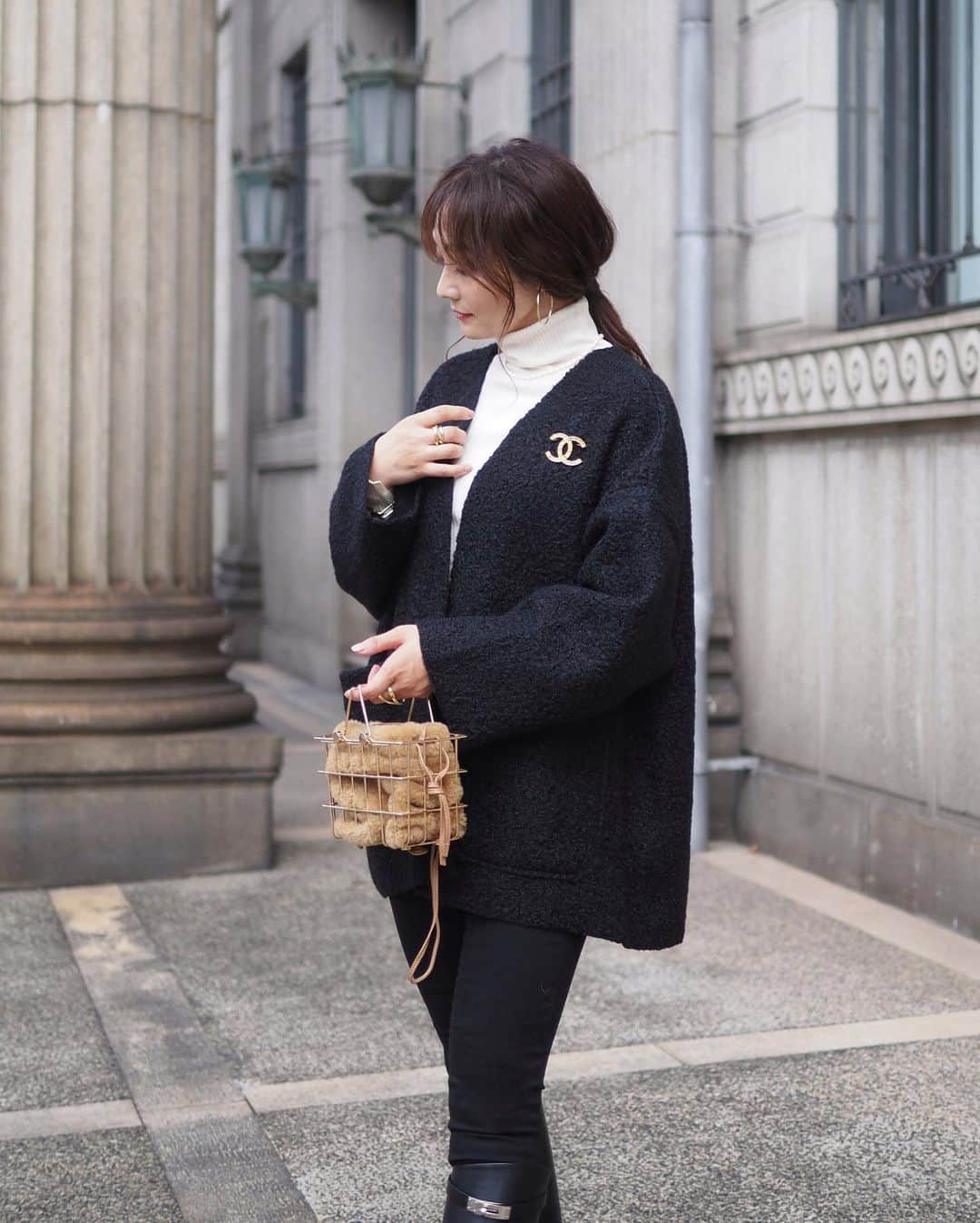 yoko178loveさんのインスタグラム写真 - (yoko178loveInstagram)「#coordinate  季節の変わり目に重宝する 軽めのアウター  Aラインでボタンレスなデザインも可愛くて✨ ショートコートには ロングブーツ合わせがやっぱり好きです🙌  outer  @nostalgia_jp @nostalgia_zozotown  shoes  #hermes  bag  #zanchetti   #nostalgiajp #ノスタルジア#pr#noszozo #ショートコート #ロングブーツ #モノトーンコーデ #冬コーデ #大人カジュアル #casual#fashion」10月28日 13時55分 - yoko178love