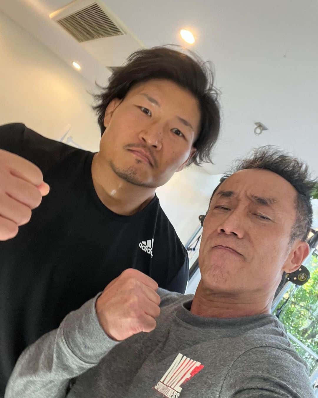 長渕剛のインスタグラム：「.  稲垣君と初トレした！ 現役選手と汗を流せることは とても勉強になる。 競技種目によって基礎トレーニングのやり方が異なるからおもしろいのだ。 秒トレを二人でやった。 例えば50kgのベンチプレスを 10秒かけて挙げ20秒かけて下ろす！ 懸垂なら、4秒かけて登り6秒かけて降りる！ 全ての種目が秒単位を意識して行う！ 重さは軽いが半端なくきつい！ 想像以上に！ 稲垣君は、苦しい回数になればなるほどパワーがみなぎりさらに追い込みをかける。 互いに声をかけ合いながら2時間半！！ 一種目ごとに、苦しみを笑いとばしながら自分自身に挑んで行く！ 俺は、現役選手の貴重な時間に絶対失礼がないよう必死にくらいついた！ 時おり見せる子供のような笑顔！ 互いに声をかけ合う！ まだまだっ！！ はいっ、いきましょう！とあおられる いくぞおらっ！ よっしゃ！ 二人がZoneに入る！ 歳も関係ねえ！ やるときゃやるぞ！ おらっ！！ 俺は獣になった。いや、獣の魂を吹き付けられた！ 調子づいた俺は、さらに、重量、回数をあげ、 稲垣君！行くぞ、おりゃあ！ 押忍っ！ 聖なる男の時間だ！ 自身の肉体と向き合う聖なる時間だ！ 汗だくになり、俺たちは、高らかに笑った！ アルゼンチン戦で俺たちにとてつもない感動を届けてくれた男たちの息吹。 相手を叩き殺すとか殺されるという戦いではなく、 相手を敬い、連帯を紡ぎながら前進していく愛の姿を感じて あの日、俺は涙が、とめどなく流れた。 日本を守り抜く為に結成した特攻兵と同質の美しさに涙が流れた。 まさしく神風の心があった。 稲垣君！ありがとう！ チームのメンバーに深々と感謝を伝えたい。 押忍！  I trained with my friend Inagaki for the first time! Being able to work out with active players is It's very instructive. It is interesting because the basic training method differs depending on the competition event. We did seconds of training together. For example, a 50kg bench press Take 10 seconds, raise it, and take 20 seconds to lower it! If it's a suspension, it takes 4 seconds to climb up and 6 seconds to get off! All events are held in seconds! The weight is light, but it's extremely tight! More than I imagined! The more difficult times Inagaki becomes, the more powerful he becomes and pushes himself further. Two and a half hours of training while talking to each other!! In each event, you turn suffering into laughter and challenge yourself! I trained desperately so that I wouldn't be rude during the precious time of active players! A childlike smile that you sometimes show! Talk to each other! I'm encouraged to do more. Two people enter the peak zone of training! Age doesn't matter! I'll do it when I do it! Training is holy man's time! Time to face your own flesh! The breath of the men who impressed us greatly in the match against Argentina. It's not a battle to beat or kill your opponent, Respect the other person and feel the love that moves forward while spinning solidarity I shed tears. Tears welled up at the beauty of the same quality as the special. There was indeed a spirit of kamikaze. Mr. Inagaki! Thank you!」