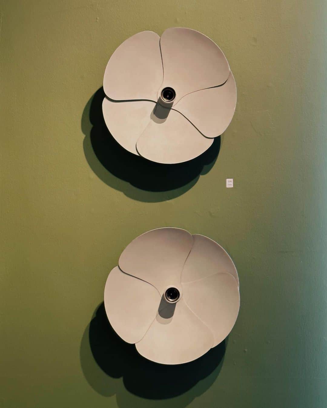 徐琁さんのインスタグラム写真 - (徐琁Instagram)「在巴黎遇到的ㄧ些可愛的燈可愛的椅子 好喜歡茶杯茶壺燈好萌～🫖」10月28日 13時59分 - cos55555