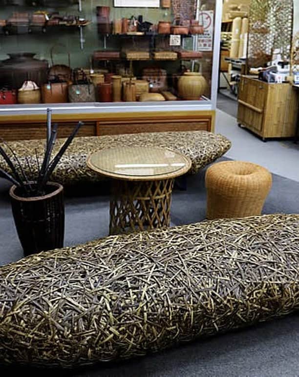 竹虎さんのインスタグラム写真 - (竹虎Instagram)「壁面を竹編みで飾る、特別なおもてなしの部屋には最高のアイデアだ。イメージは、本店で座ってもらった虎竹やたらソファベンチ。夏から打ち合わせが始まって、ようやく取り掛かれるようになった。どんな風に仕上がるのか？「果報は寝て待て」だ。 . #竹虎 #虎斑竹専門店竹虎 #山岸竹材店 #竹虎四代目 #TAKETORA #竹製品 #竹細工 #Sustainable #竹 #虎竹 #japan #bamboo #bamboocraft #やたら編み #ベンチ #椅子 #長椅子 #果報は寝て待て」10月28日 14時00分 - taketora1894