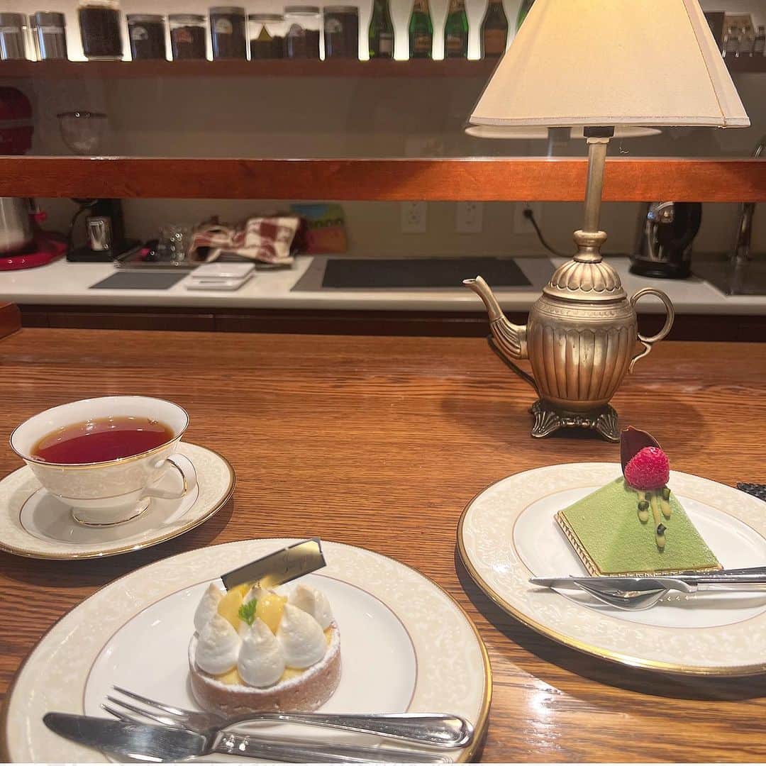 古賀美紀さんのインスタグラム写真 - (古賀美紀Instagram)「@jacques.fukuoka   ✈︎ ジャック/  ソフィ ア ディモンシュ  店内にcounter席があり そこで紅茶と 美味しいケーキを頂き 至福な時間を過ごしました☕️♡  ケーキも店内もすごく素敵でした🕊」10月28日 14時03分 - koga_miki__