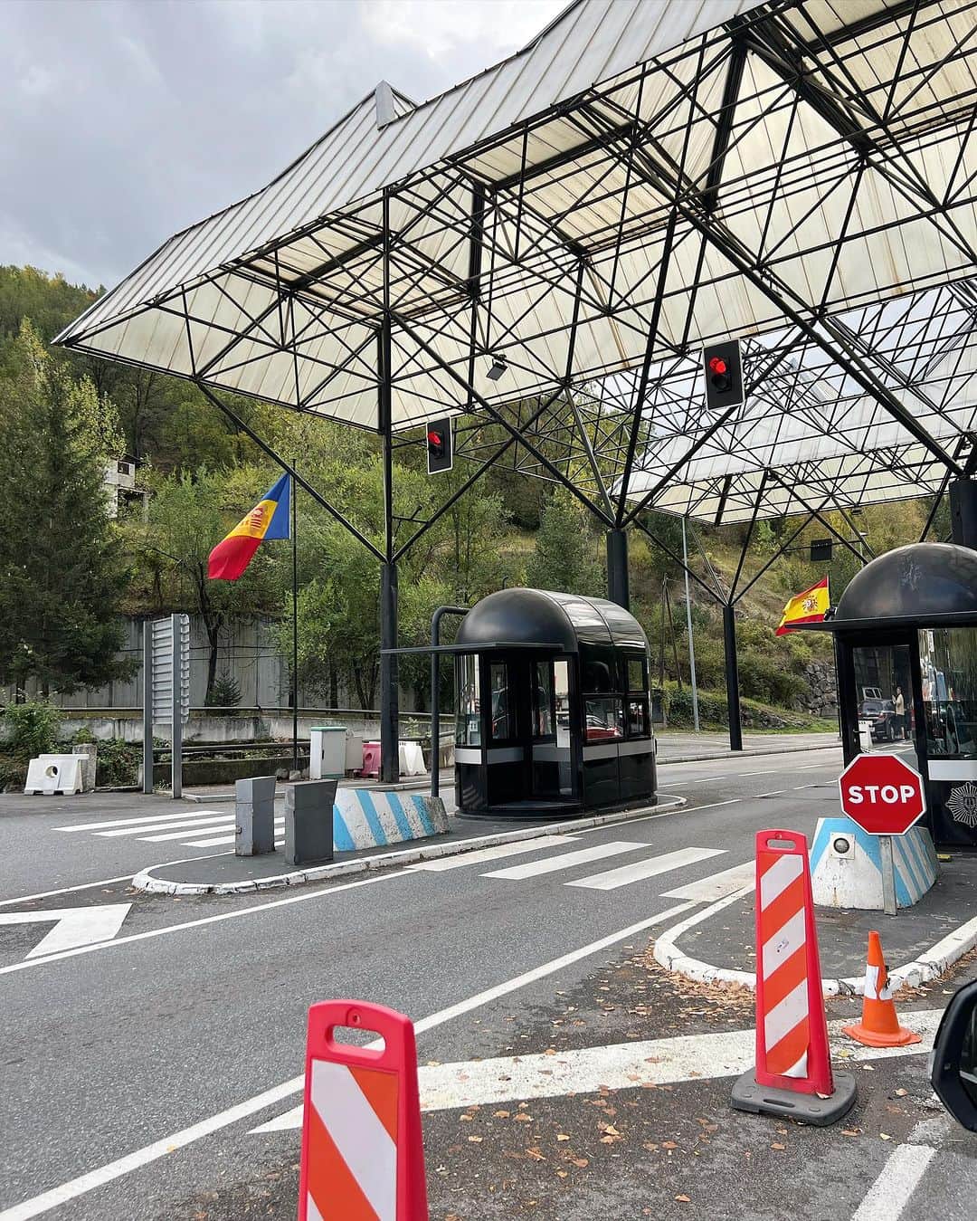 荒尾茉紀さんのインスタグラム写真 - (荒尾茉紀Instagram)「きっと一生に一度のアンドラ公国🇦🇩  スペイン🇪🇸とフランス🇫🇷に挟まれた小さな国。それにしても、MINISOメイソウはどこにでもあるなぁ。  #andorra #spain #アンドラ #スペイン隣国 #miniso #メイソウ  #messi #メッシレストラン」10月28日 14時04分 - maki.arao