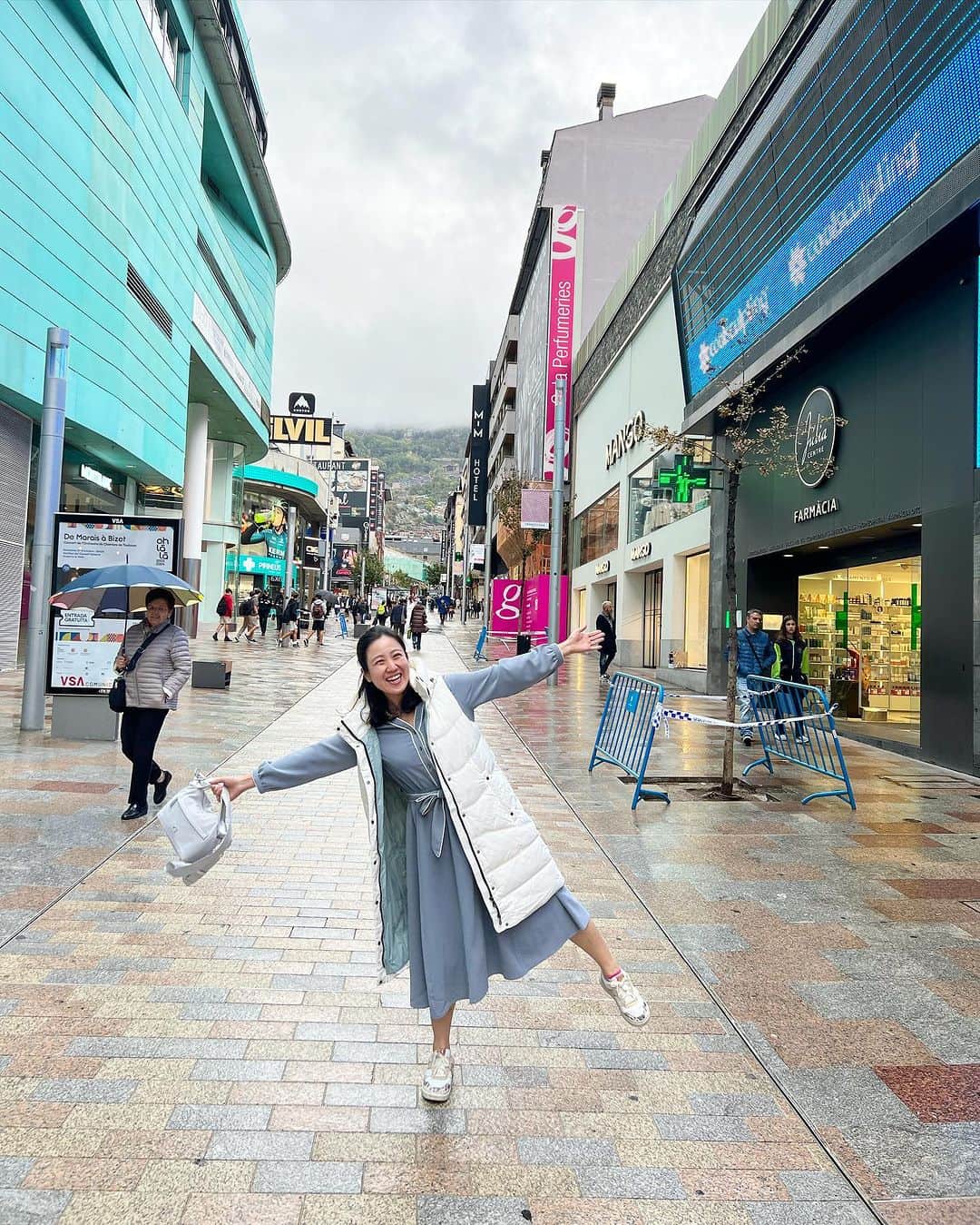 荒尾茉紀さんのインスタグラム写真 - (荒尾茉紀Instagram)「きっと一生に一度のアンドラ公国🇦🇩  スペイン🇪🇸とフランス🇫🇷に挟まれた小さな国。それにしても、MINISOメイソウはどこにでもあるなぁ。  #andorra #spain #アンドラ #スペイン隣国 #miniso #メイソウ  #messi #メッシレストラン」10月28日 14時04分 - maki.arao