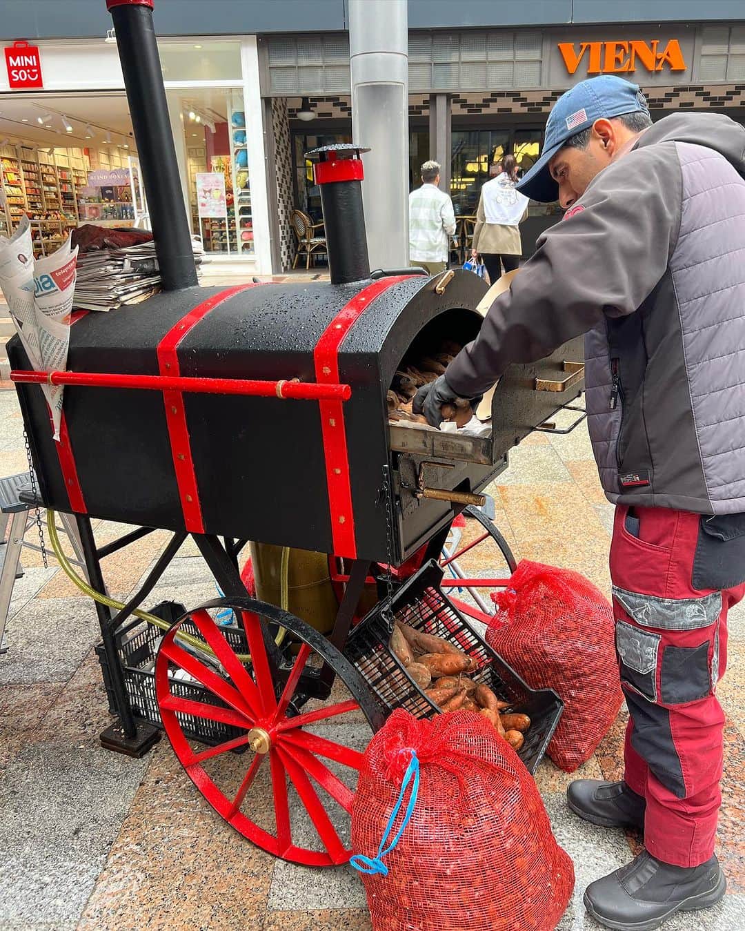 荒尾茉紀さんのインスタグラム写真 - (荒尾茉紀Instagram)「きっと一生に一度のアンドラ公国🇦🇩  スペイン🇪🇸とフランス🇫🇷に挟まれた小さな国。それにしても、MINISOメイソウはどこにでもあるなぁ。  #andorra #spain #アンドラ #スペイン隣国 #miniso #メイソウ  #messi #メッシレストラン」10月28日 14時04分 - maki.arao