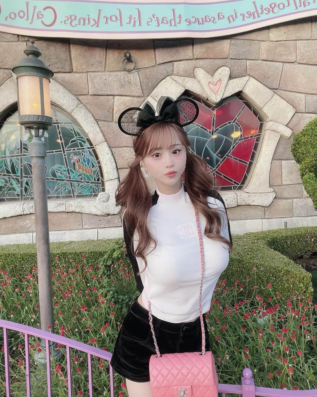 れみれみのインスタグラム：「トップス響さんとイロチなの🩷🖤 ・ #chanel  #prada」