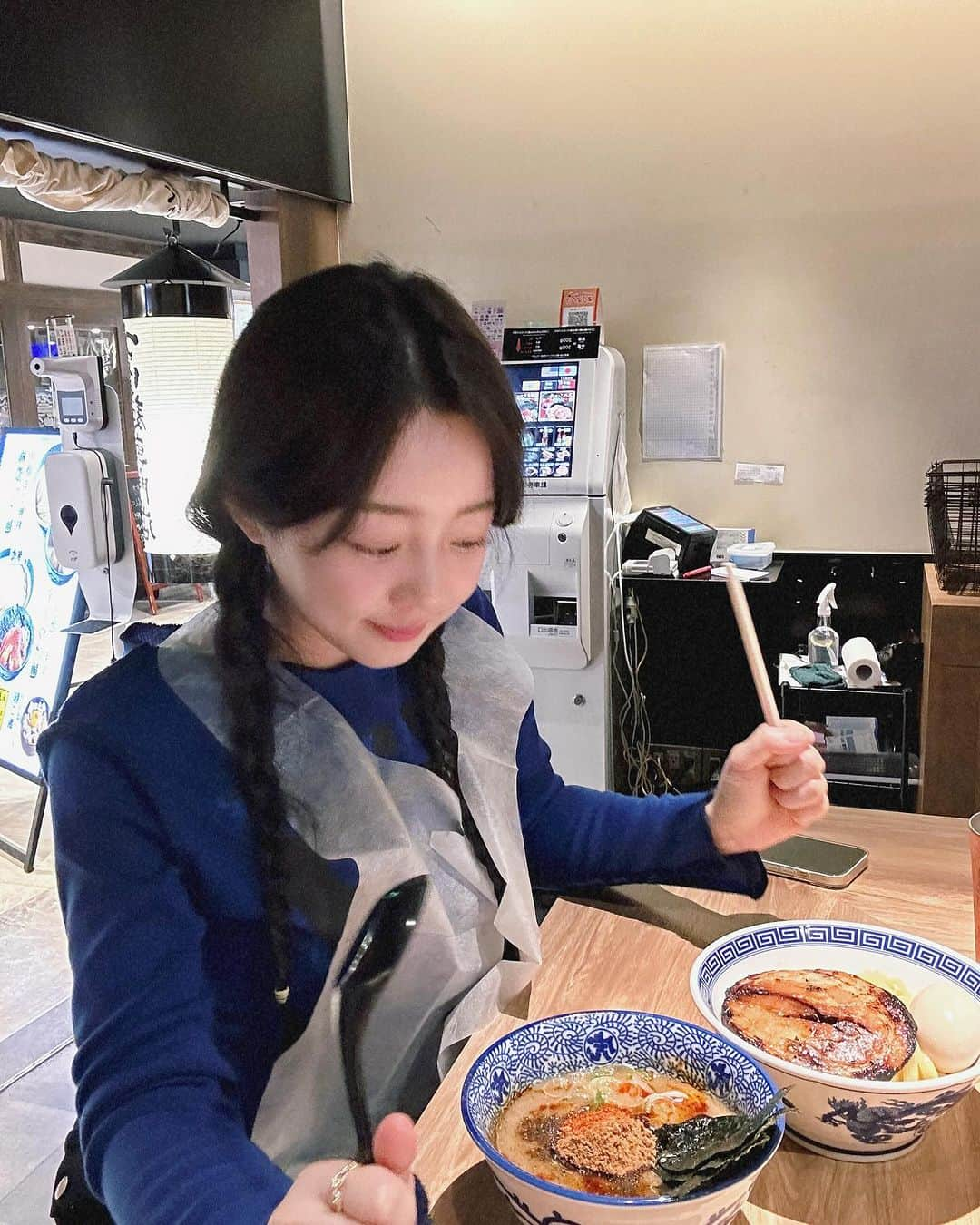 ユ・ボファのインスタグラム：「마지막날에도 알차게 먹고 (츠케멘은 여기가 진리인듯) 갑분 200일 커플링 해버리쥬💍💙  #보화투어 #보화맛집 #후쿠오카먹방 #멘야카네토라 #츠케멘맛집 #麺や兼虎 博多デイトス店」