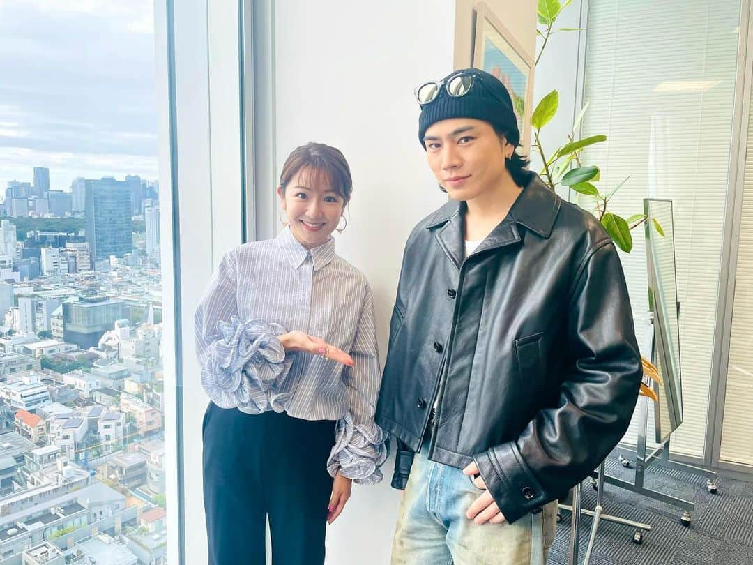 長野美郷のインスタグラム：「interfm 「表参道Ao presents Oshare Life」 放送中です😇  先日の公開収録の模様をお送りしてます📻 ゲストはØMIさん！ いよいよ発売のフォトエッセイについて、 その内容がとても赤裸々なので いろいろ聞かせてもらってます🤭 会場のファンの皆さんのエネルギーもすごかった！ 伝わるといいな🥹  ぜひお耳をお貸しくださいー✨✨  #interfm #radio  #📻 #お耳を拝借 #今期ひとまずラストの放送です #代行ありがとうございました」