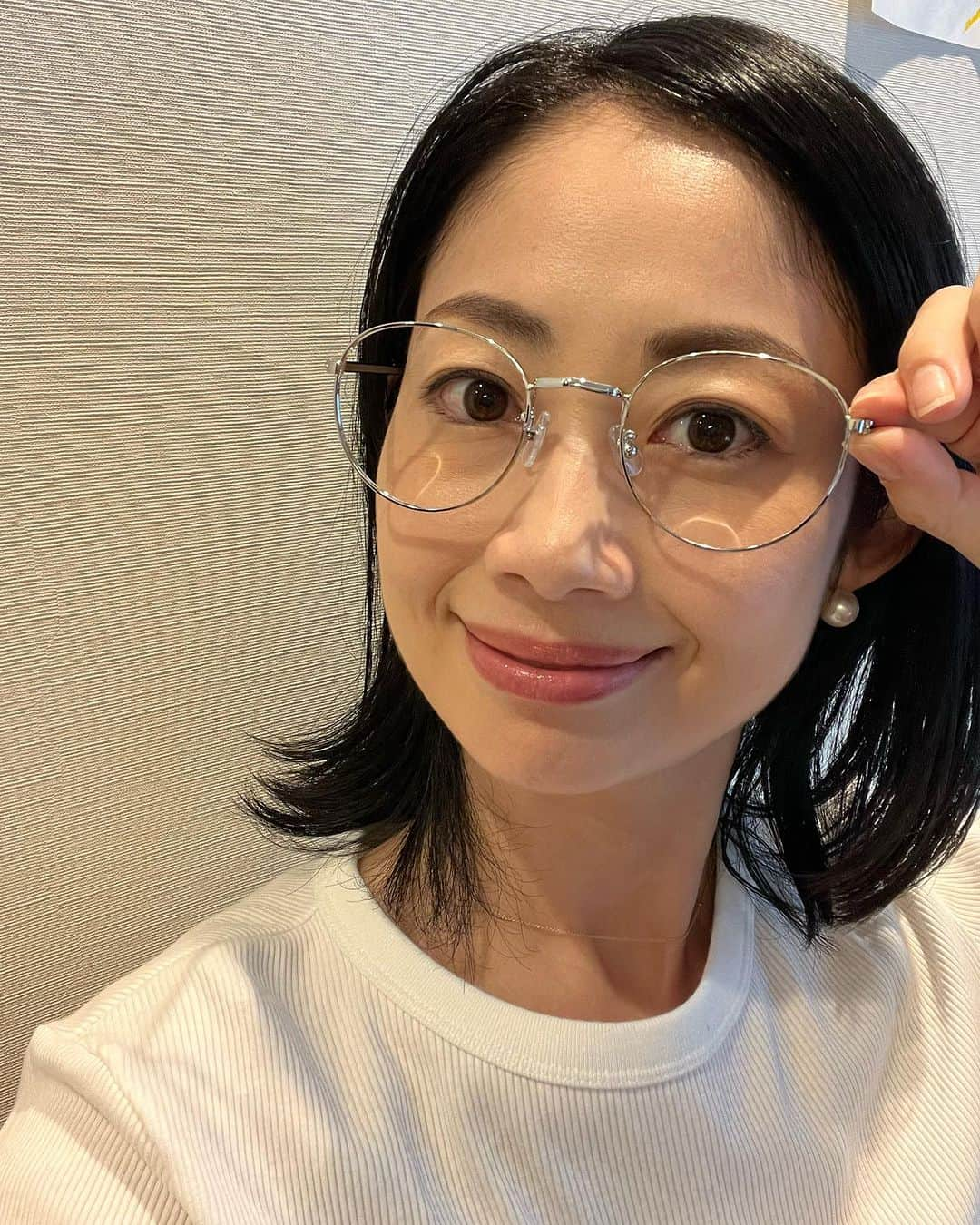 肘井美佳さんのインスタグラム写真 - (肘井美佳Instagram)「I bought glasses that are slightly different from what I wanted.  欲しいのとは少し違うメガネを買った。  #glasses  #メガネ #目はいい  #GiriGiri近いメガネ #新しいメガネ #公式は売り切れ」10月28日 14時12分 - mikahijii