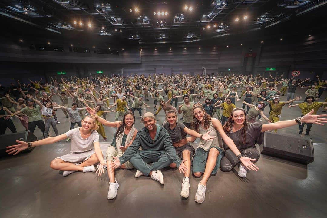 グレイス・カサリーノのインスタグラム：「First class was on 🔥 🔥 🔥  and this is just the beginning 🙏❤️💥 #Salsation #salsationJapan help me tagging the SMT you see on stage ❤️❤️❤️❤️」