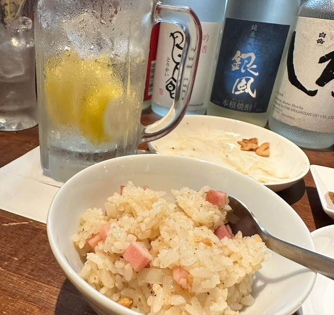 真麻さんのインスタグラム写真 - (真麻Instagram)「いとこのお姉ちゃんがお店をやっているので、今回お取り寄せして息子に届けてきました✨️1人で作って、梱包もして…凄い👏尊敬する*. ﾟ(*´ω｀*)ﾟ .*どれも美味しい♥️ @kurashi_oyatsu_windmill お姉ちゃん、ありがとう😊 ✩.*˚ 息子がステーキ食べたいって言うから、新規開拓した鉄板焼き屋さんへ❣️しかも3種少しずつ食べたいとかいう贅沢な発言😂まぁなかなかご飯も連れて行ってあげられてないから、たまにはね💦なんか最近ステーキにハマってるらしくて、私より部位詳しかった(笑)ガーリックライスもガーリックオイルから手作りらしくてこだわり凄い👀また行く💕︎ ✩.*˚ 子供って親に色々してもらうが当たり前で、私もそうやって親に甘えてきたんだな…と。一人暮らしさせたり学費とかめちゃくちゃ大変だけど、感謝されてる感じはわからない虚しさ🤣最近ストレスが凄くて飲み過ぎてるなぁ。なんていうか…報われるかな、私(笑)解放されるまでまだまだ先です。とりあえず、留年しないで頑張っておくれ✋ ✩.*˚ ✩.*˚ ✩.*˚ #2児の母 #大学生の母 #大学1年生 #17歳差の妹 #2歳児ママ #大学生一人暮らし #鉄板焼きデート #息子とデート #関係性を聞かれる #笑笑 #38歳ママ」10月28日 14時14分 - masaaoyama3