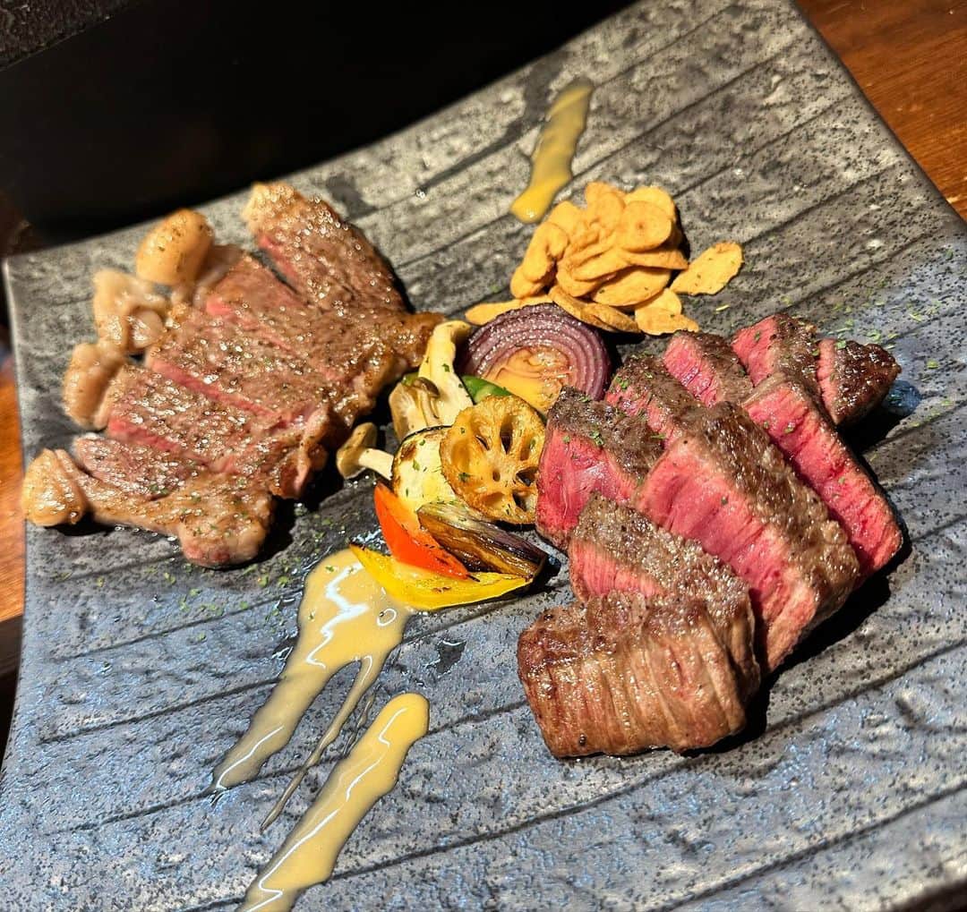 真麻さんのインスタグラム写真 - (真麻Instagram)「いとこのお姉ちゃんがお店をやっているので、今回お取り寄せして息子に届けてきました✨️1人で作って、梱包もして…凄い👏尊敬する*. ﾟ(*´ω｀*)ﾟ .*どれも美味しい♥️ @kurashi_oyatsu_windmill お姉ちゃん、ありがとう😊 ✩.*˚ 息子がステーキ食べたいって言うから、新規開拓した鉄板焼き屋さんへ❣️しかも3種少しずつ食べたいとかいう贅沢な発言😂まぁなかなかご飯も連れて行ってあげられてないから、たまにはね💦なんか最近ステーキにハマってるらしくて、私より部位詳しかった(笑)ガーリックライスもガーリックオイルから手作りらしくてこだわり凄い👀また行く💕︎ ✩.*˚ 子供って親に色々してもらうが当たり前で、私もそうやって親に甘えてきたんだな…と。一人暮らしさせたり学費とかめちゃくちゃ大変だけど、感謝されてる感じはわからない虚しさ🤣最近ストレスが凄くて飲み過ぎてるなぁ。なんていうか…報われるかな、私(笑)解放されるまでまだまだ先です。とりあえず、留年しないで頑張っておくれ✋ ✩.*˚ ✩.*˚ ✩.*˚ #2児の母 #大学生の母 #大学1年生 #17歳差の妹 #2歳児ママ #大学生一人暮らし #鉄板焼きデート #息子とデート #関係性を聞かれる #笑笑 #38歳ママ」10月28日 14時14分 - masaaoyama3