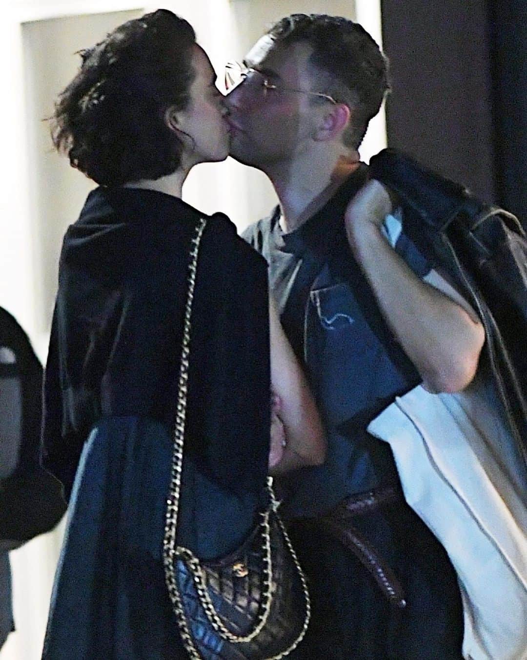 Just Jaredさんのインスタグラム写真 - (Just JaredInstagram)「Jack Antonoff and Margaret Qualley shared a kiss following their dinner with Taylor Swift on Friday night in New York City. The couple were celebrating the release of Taylor’s #1989TaylorsVersion, which Jack produced. Check out JustJared.com for more photos! #JackAntonoff #MargaretQualley Photos: Backgrid」10月28日 14時24分 - justjared