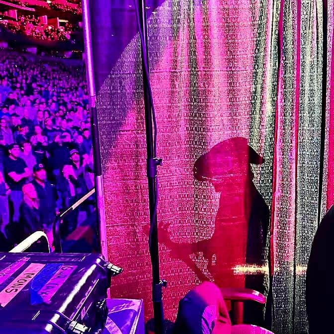 ダフ・マッケイガンのインスタグラム：「Thank you Denver, and thank you @ayronjonesmusic ...and THANK YOU #AxlRose  for talking up Lighthouse! What a fun crowd you was!! Photo @jordanfperform」