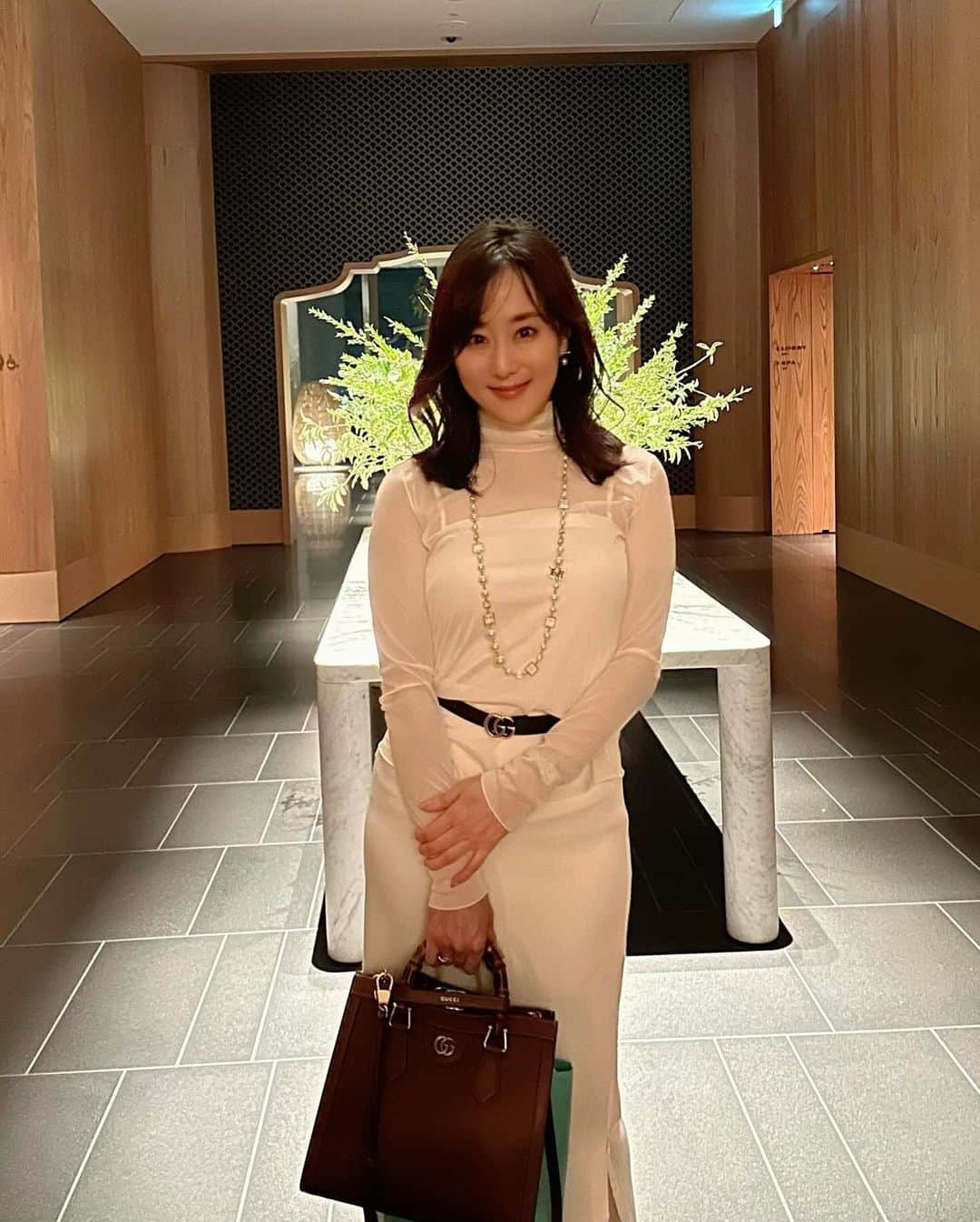 村上麻衣のインスタグラム：「Tops @plst_official  skirt @loungedress  belt @gucci   この秋冬は、オールホワイトコーデにハマりそうです❄️  ここは#ブルガリホテル東京   ラウンジに、アラブの石油王みたいな人たちがいました。笑  1度目のエレベーター降りるとすぐスタッフさんが駆け寄ってきてくれます。 次のエレベーターが隠れているので、教えてもらわないと次の場所に行けなかったです😂  売ってるチョコレートは、一粒1700円でした。笑 もちろん買っていません🤫  #ブルガリホテル #泊まってない  #ファッション#スカートコーデ #今日のコーデ #アラフォーファッション #アラフィフコーデ  #東京ホテル #tokyohotel」