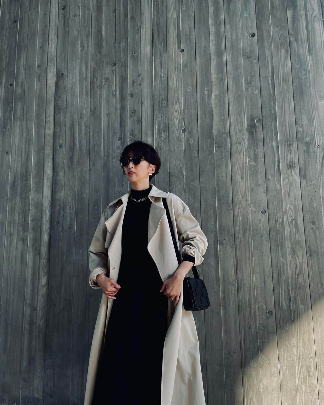 石井のり子のインスタグラム：「** Autumn 🍂   #autumn #trenchcoat #black #fashion」