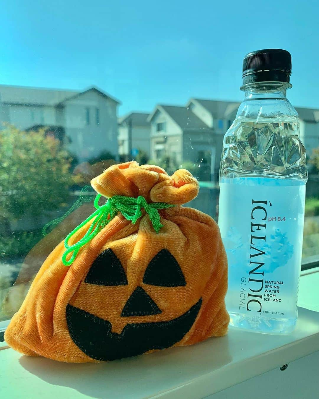 FIJIWaterJapanさんのインスタグラム写真 - (FIJIWaterJapanInstagram)「今年のハロウィンが近づいてきましたね🎃🦇🧛🏻 ハロウィンパーティーなどでも水分補給を忘れずにしてください💦 ミニチュアサイズ(330ml)は子供の持ち歩きにも向いているのでトリックオアトリート中にもおすすめです🍬  #icelandicglacialwater #thepuresttastingwateronearth #purewater #icelandic #glacial #water #iceland#dontforgettohydrate #お水 #水  #ピュア #pure #純粋 #健康水 #healthylifestyle #アイスランド #自然の味 #ナチュラル #natural #naturalwater #天然水 #アルカリ水 #alkalinewater #halloween #ハロウィン」10月28日 14時47分 - icelandicglacialjp