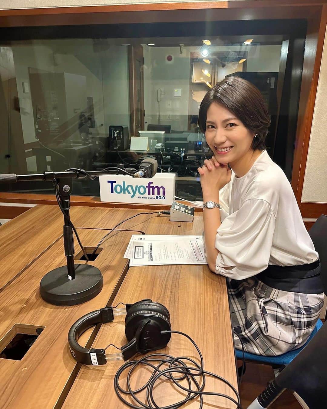 松下奈緒のインスタグラム：「皆さま、10月から始まりました東京FM「Grand Seiko  presents My time My story」お聴きいただけましたでしょうか？  久しぶりのラジオパーソナリティ、楽しんでやらせていただいております🎙  今月は番組がスタートしたという事で、私の心踊る瞬間を4週にわたりお届けしてきました。 いかがでしたでしょうか？？  来月からはゲストをお迎えしてお届けいたします。 どなたが来て下さったのか… 是非お楽しみに🎶  #TFM #GrandSeiko #STGF279 #MytimeMystory  #松下奈緒  <衣装> スカート#ADORE」
