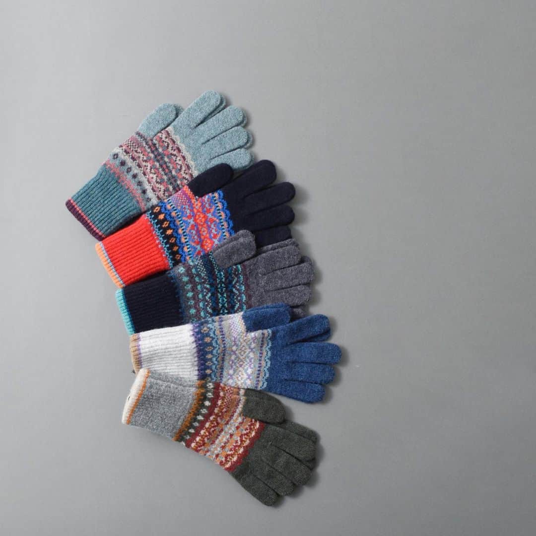 アランチェートさんのインスタグラム写真 - (アランチェートInstagram)「ERIBE(エリベ)より、ラムズウールアロアグローブ/フィンガーレスグローブをご紹介します。 スコットランド伝統のフェアアイル柄を、多彩な編み地と独創的な色使いで表現するエリベの手袋。 スモーキーでシックな配色が美しく、冬の装いに暖かな彩りをプラスします。 柔らかくふんわりとしたウール100％のニットは発色も美しく、冬の装いの華やかなポイントになってくれます。 . . ●画像をタップすると商品ページをご覧いただけます。 ●top画面からHPを是非ご覧ください♪ . . #aranciato #piudiaranciato #aranciato_code #アランチェート #ERIBE #エリベ #手袋 #globe #ニットコーデ #フェアアイル柄 #冬小物 #カラフル #カジュアル #デイリー #冬コーデ #秋コーデ #スタイリング #着回し #大人カジュアル #今日の服 #今日のコーデ #2023aw #2023秋冬」10月28日 14時51分 - aranciatobuyer