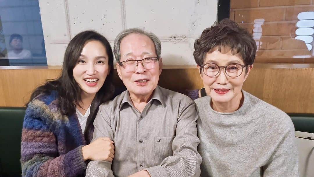 チン・ソンギュのインスタグラム：「우리가, 간다가,내가, 지금 이렇게 살아가고있는건  힘들때 우리에게 맘과물질적인것으로 채워주신 준호의 부모님덕이 큽니다!!!!  장한어버이상 진심으로 축하드립니다~~!!!!  두분모두 건강하시구 또 건강하셔요~!! 사랑합니다!!💝💝💝  #장한어버이상#준호부모님#사랑하고💝존경하고💝감사합니다」