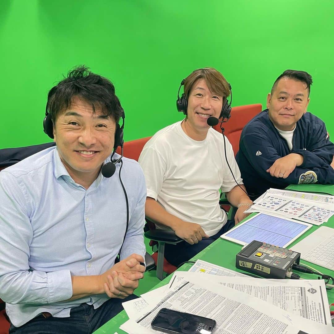 多村仁志のインスタグラム：「. 今日からMLBはワールドシリーズ！ 22年振りのワールドチャンピオンを狙うDバックスと初のワールドチャンピオンを狙うレンジャーズとのGame1。 延長の末、11回裏にALCS:MVPのガルシアが劇的なサヨナラホームランでテキサス・レンジャーズの勝利。 4時間越えの試合は今年初でしたが解説をしていても楽しかったです。  #JSPORTS #MLB #MLB解説 #Worldseries @rangers @dbacks 実況:近藤祐司 解説:AKI猪瀬＆多村仁志」