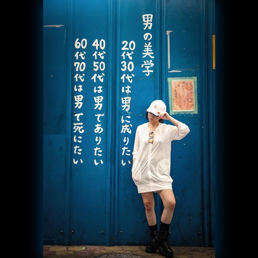 松すみれのインスタグラム：「⁡ ⁡ 西成名物【男の美学】 flophouse area －Nishinari－ ⁡ ⁡ あちこちで見かけた｢男の美学｣  カッコよくて素敵です😏✨   ……そして右のポスターもなかなか強烈である。 ⁡ Deepest place in Osaka, Japan. ⁡ ⁡ 📷photographer： @kikyo.wong  ⁡ ⁡ #札幌被写体 #大阪  #大阪遠征 #西成  #西成ストリートスナップ  #osaka #nishinari  #pasha_magazine  #jp_portrait部  #ポトレ撮影隊  #streetphotographersmagazine #streetportrait  #streetphotography  #colourstreet #streetleaks  #nonstopstreet  #streetleaks #japantrip  #thestreetpr0ject  #street_photo_pool  #thestreetphotographyhub  #streetpeople  #zonestreet #citylife  #onlystreet #streetshot  #capturestreets  #streetbadass  #progressivestreet  #timeless_streets」
