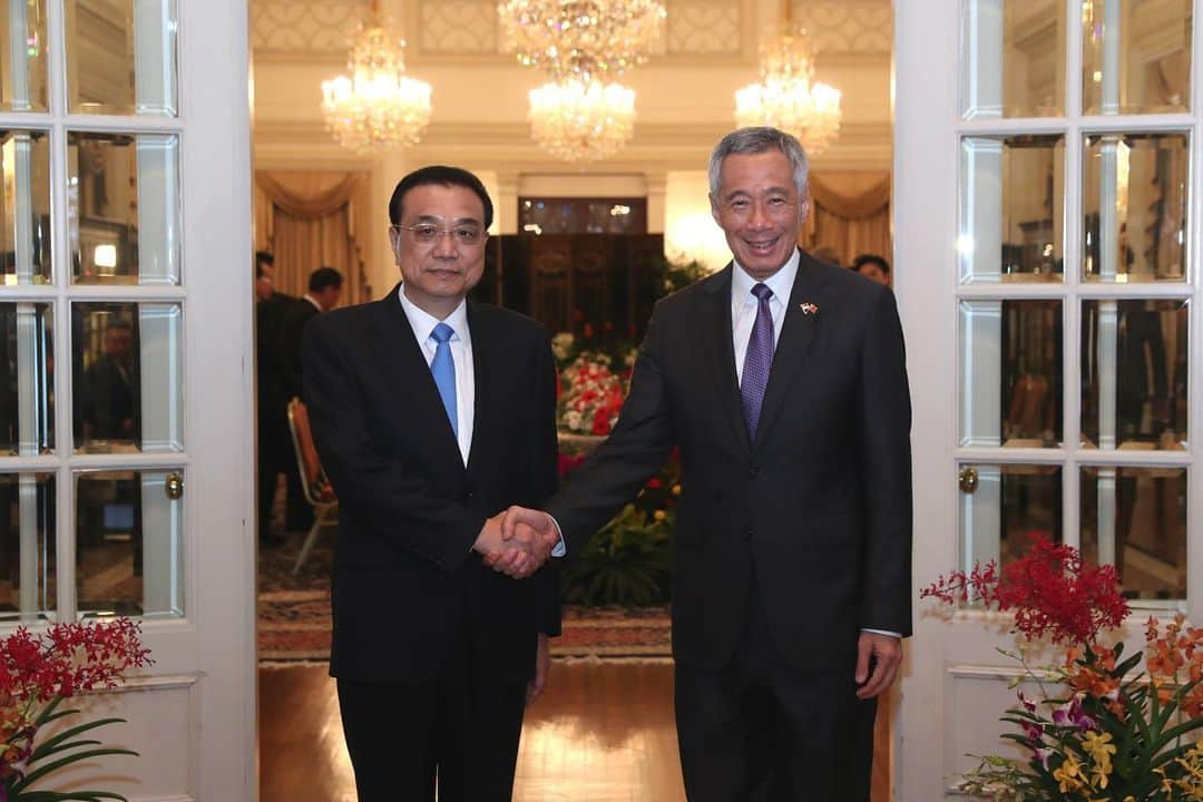 リー・シェンロンのインスタグラム：「I was saddened to hear about the passing of former PRC Premier Li Keqiang.    Mr Li was a statesman who served China with great dedication, tackling its many challenges and working to better its people’s lives. A strong proponent of Singapore-China cooperation, we did much together under his watch as Premier. I first met Mr Li in Shenyang in 2005, and worked with him closely over the years to strengthen the partnership between Singapore and China. Over two decades, we had many productive meetings and warm conversations.  Mr Li also oversaw ASEAN-China cooperation, representing China at ASEAN Summits. Today, ASEAN and China are each other’s largest trading partners. Our last meeting was on the sidelines of the ASEAN Summit in Phnom Penh in November 2022.   On behalf of the Government of Singapore, I extend my deepest condolences to Mr Li’s family and the Chinese people. Our thoughts and prayers are with you during this difficult time. – LHL」