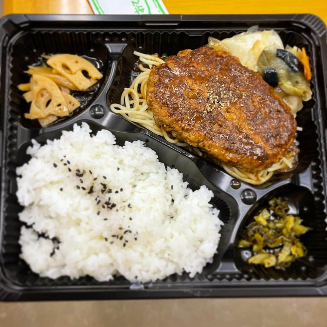 木村ひさしさんのインスタグラム写真 - (木村ひさしInstagram)「最高のおっさんの昼ごはん。 お弁当、いただいた。ご馳走さまでした😋 #シーボルト父子伝2023」10月28日 15時05分 - kimura.hisashi
